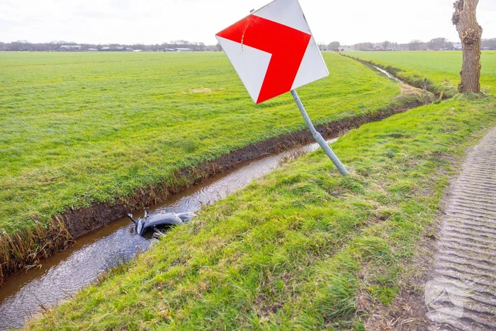 Brommerrijder rijdt rechtdoor de sloot in
