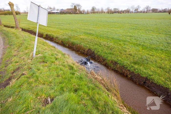 Brommerrijder rijdt rechtdoor de sloot in