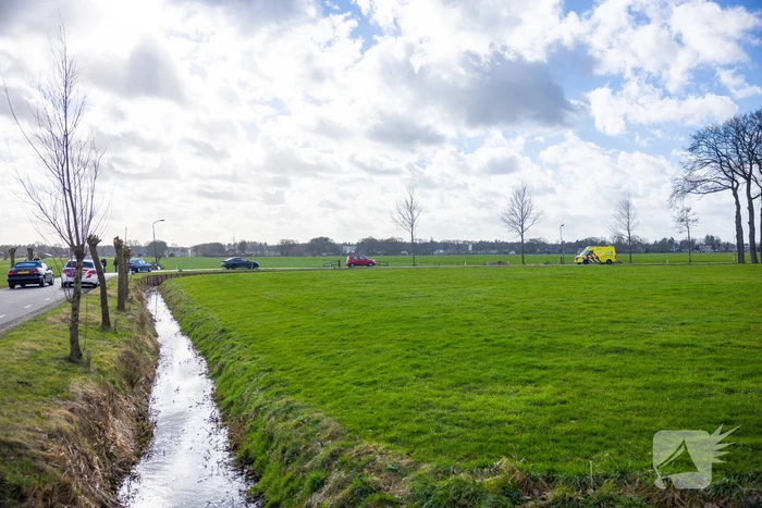 Brommerrijder rijdt rechtdoor de sloot in