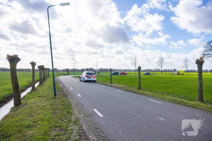 Brommerrijder rijdt rechtdoor de sloot in