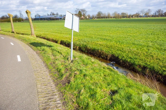Brommerrijder rijdt rechtdoor de sloot in
