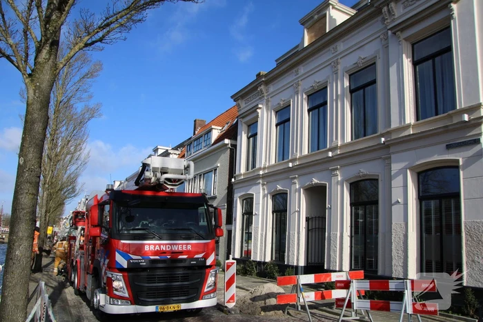 Raamkozijn uit dakgoot gehaald na storm