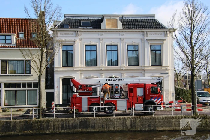 Raamkozijn uit dakgoot gehaald na storm