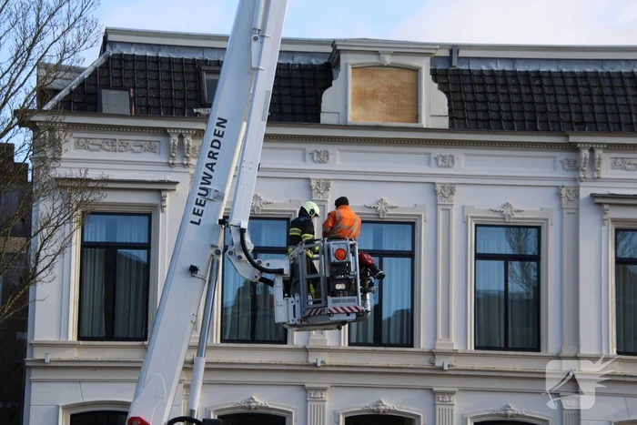 Raamkozijn uit dakgoot gehaald na storm