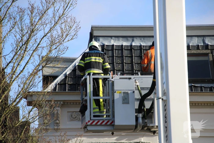 Raamkozijn uit dakgoot gehaald na storm