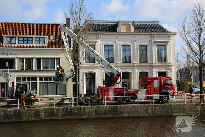 Raamkozijn uit dakgoot gehaald na storm