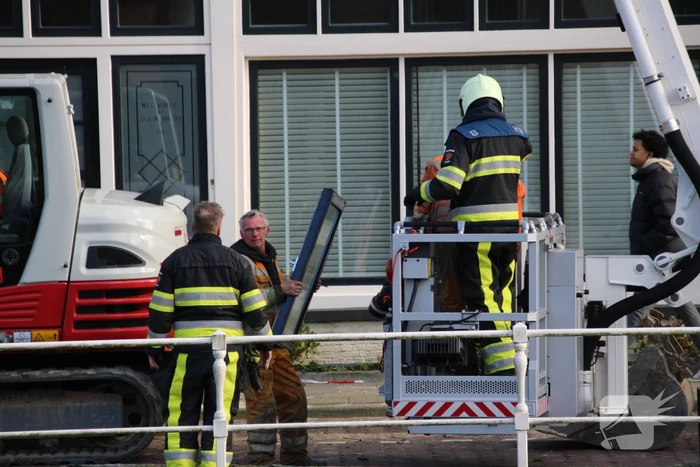 Raamkozijn uit dakgoot gehaald na storm