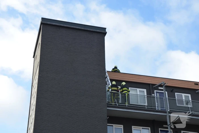 Schoorsteenkappen dreigen weg te waaien
