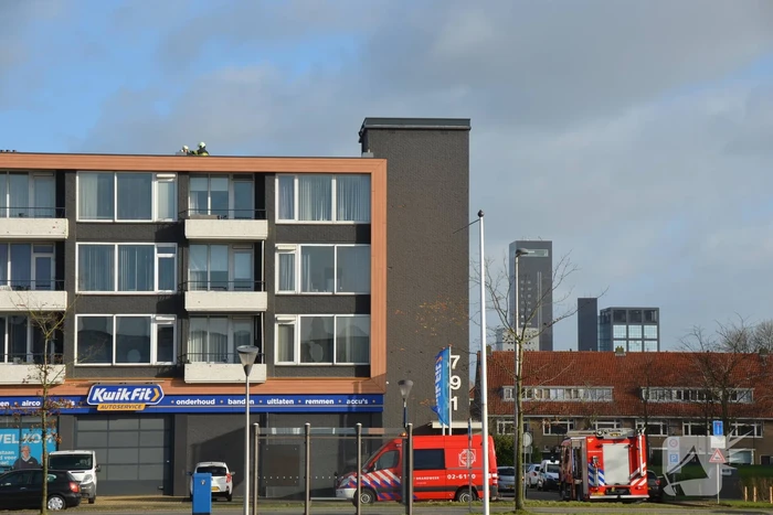 Schoorsteenkappen dreigen weg te waaien