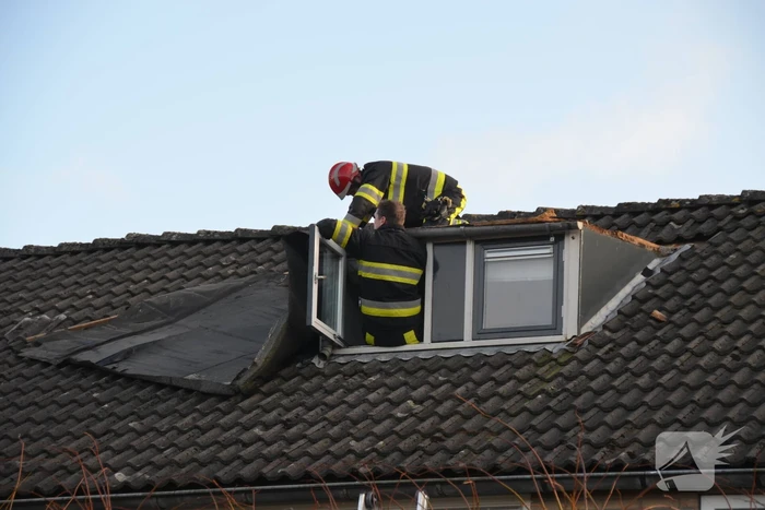 Dakbedekking waait van dakkapel
