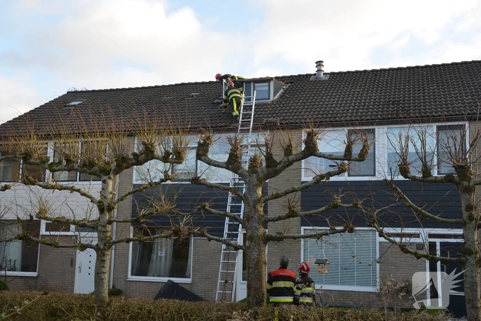 Dakbedekking waait van dakkapel