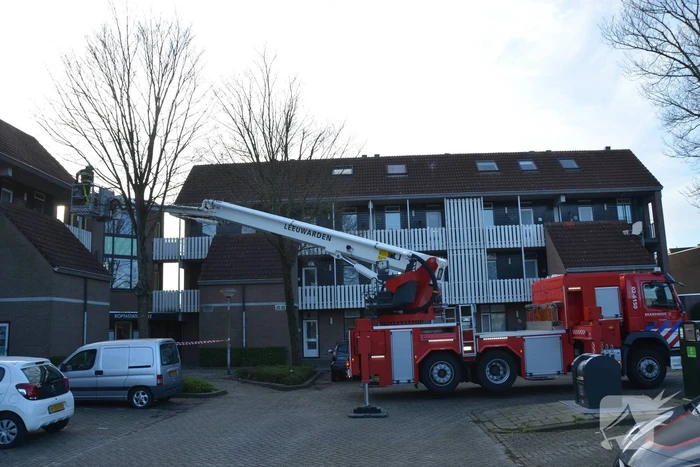 Brandweer verwijdert losse dakpannen