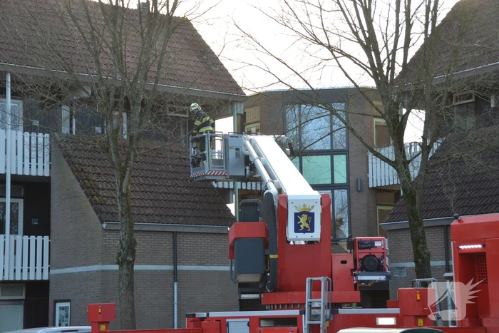 Brandweer verwijdert losse dakpannen