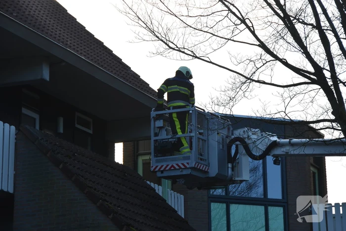 Brandweer verwijdert losse dakpannen