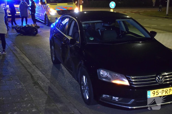 Schade na ongeval tussen auto en scooter