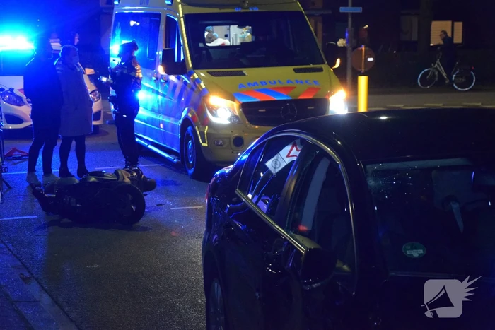 Schade na ongeval tussen auto en scooter
