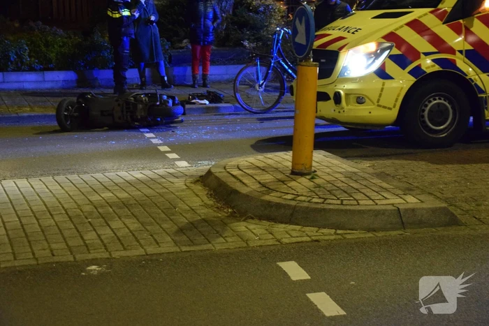 Schade na ongeval tussen auto en scooter