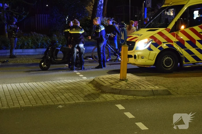 Schade na ongeval tussen auto en scooter