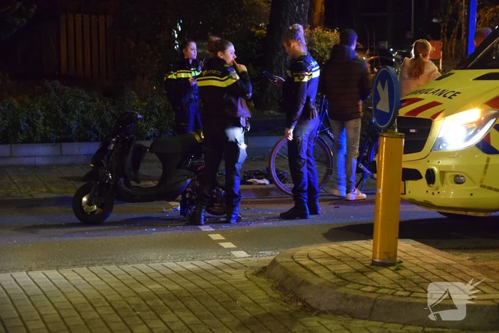 Schade na ongeval tussen auto en scooter