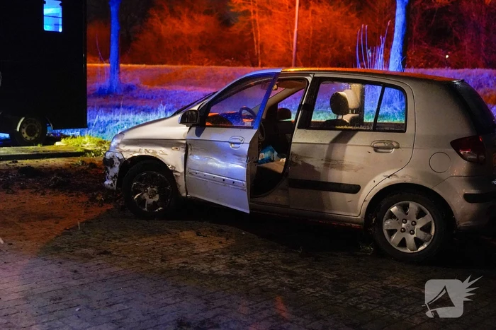 Auto raakt van de weg en botst op paardenvrachtwagen