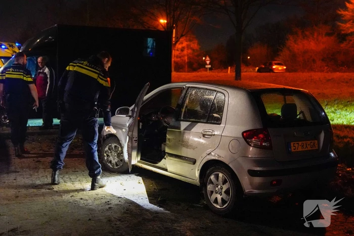 Auto raakt van de weg en botst op paardenvrachtwagen