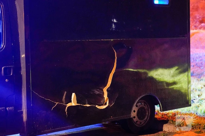 Auto raakt van de weg en botst op paardenvrachtwagen
