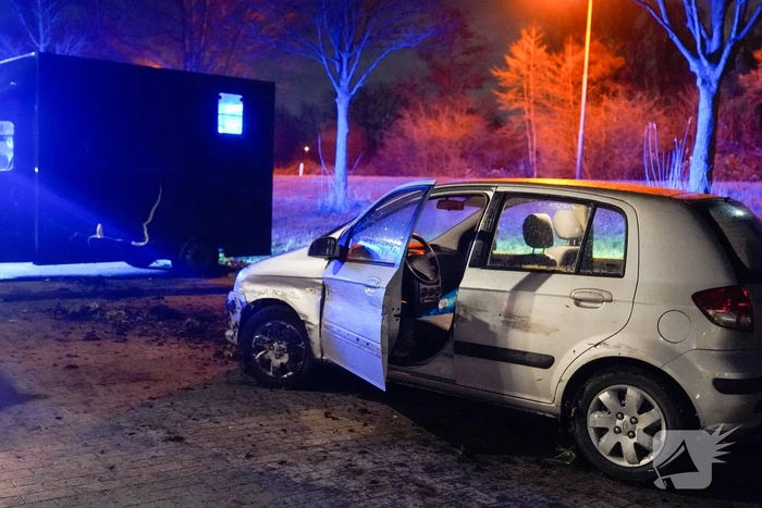 Auto raakt van de weg en botst op paardenvrachtwagen