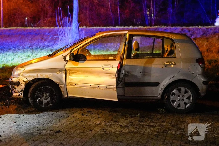 Auto raakt van de weg en botst op paardenvrachtwagen