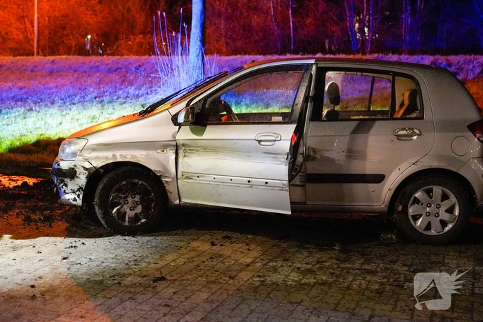 Auto raakt van de weg en botst op paardenvrachtwagen