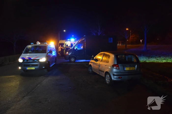 Auto raakt van de weg en botst op paardenvrachtwagen