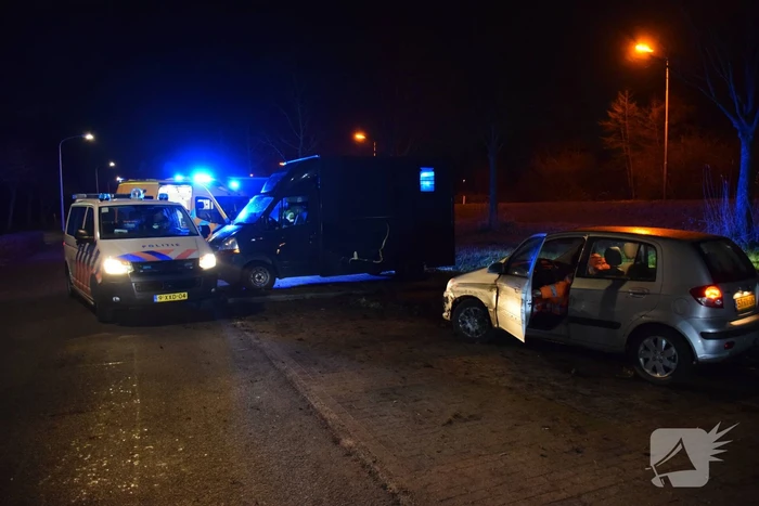 Auto raakt van de weg en botst op paardenvrachtwagen