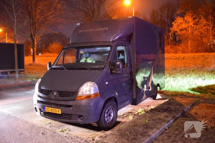 Auto raakt van de weg en botst op paardenvrachtwagen