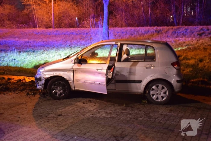 Auto raakt van de weg en botst op paardenvrachtwagen