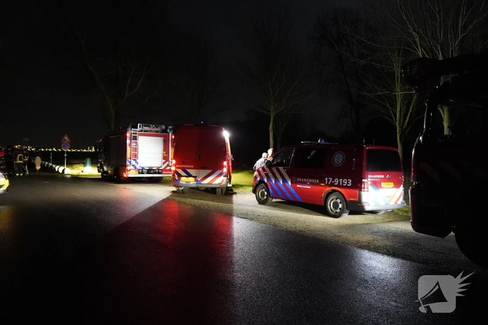 Auto gaat kopje onder