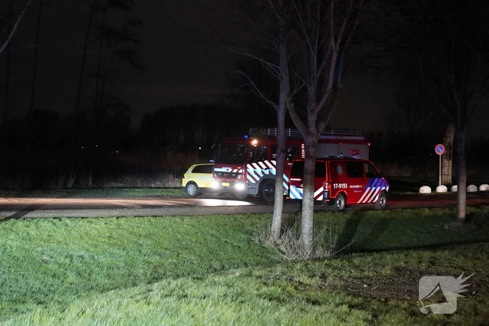 Auto gaat kopje onder