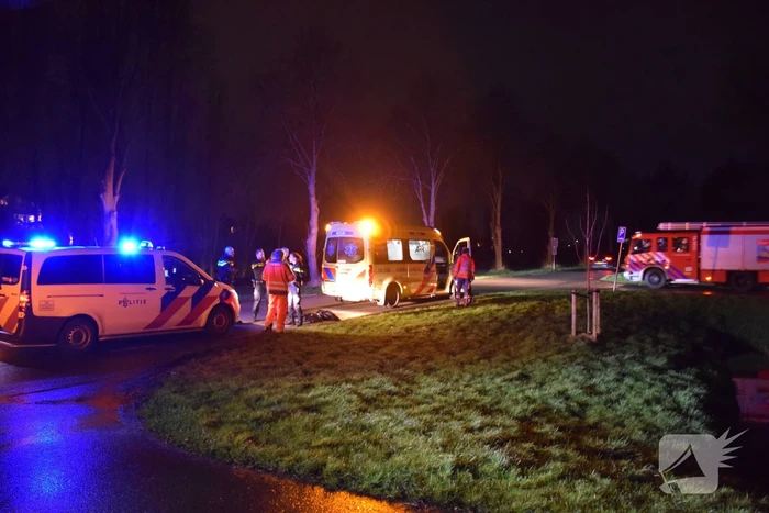 Auto gaat kopje onder
