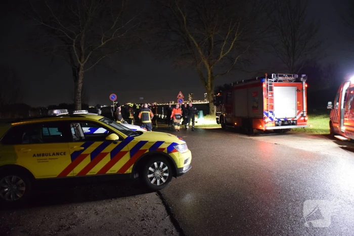 Auto gaat kopje onder