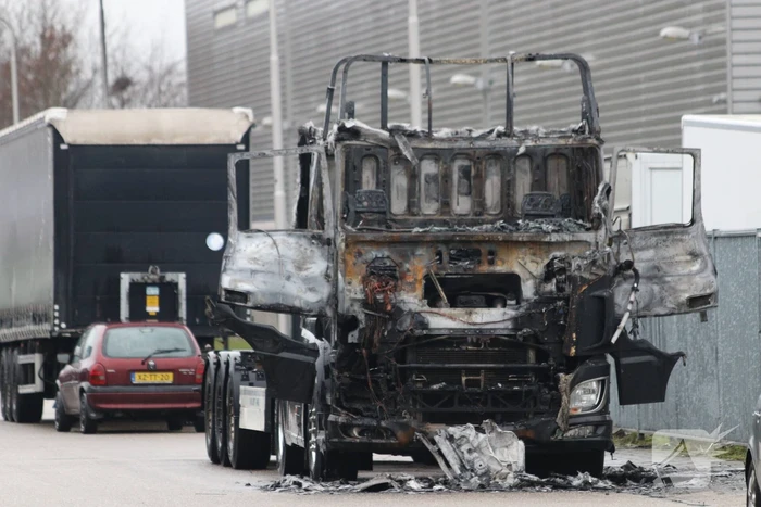 Twee geparkeerde vrachtwagens in brand