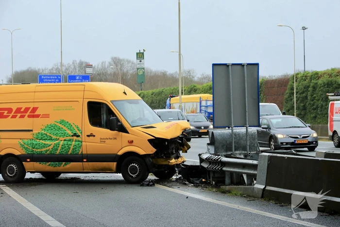 Bestelbus crasht tegen RIMOB