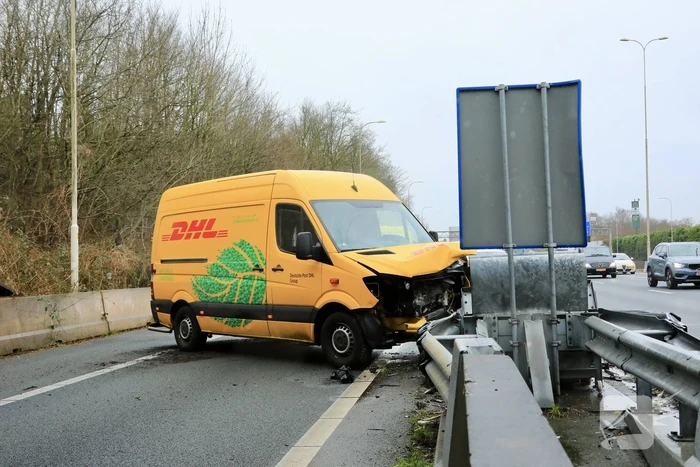 Bestelbus crasht tegen RIMOB