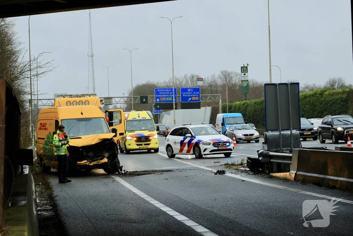Bestelbus crasht tegen RIMOB