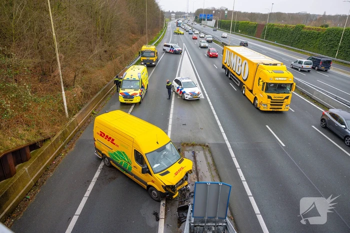Bestelbus crasht tegen RIMOB