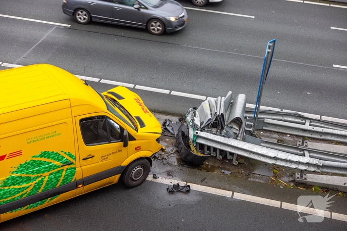 Bestelbus crasht tegen RIMOB