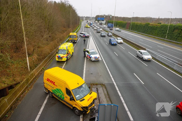 Bestelbus crasht tegen RIMOB