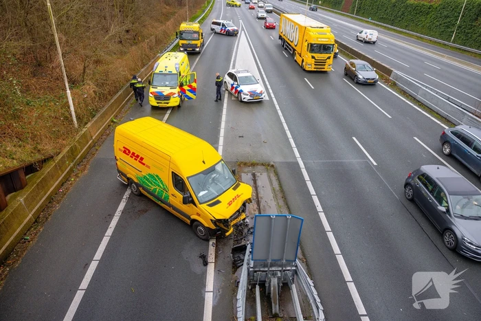 Bestelbus crasht tegen RIMOB