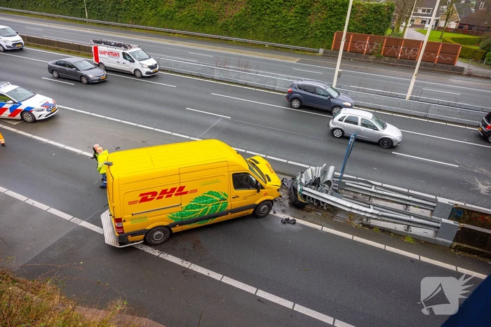 Bestelbus crasht tegen RIMOB