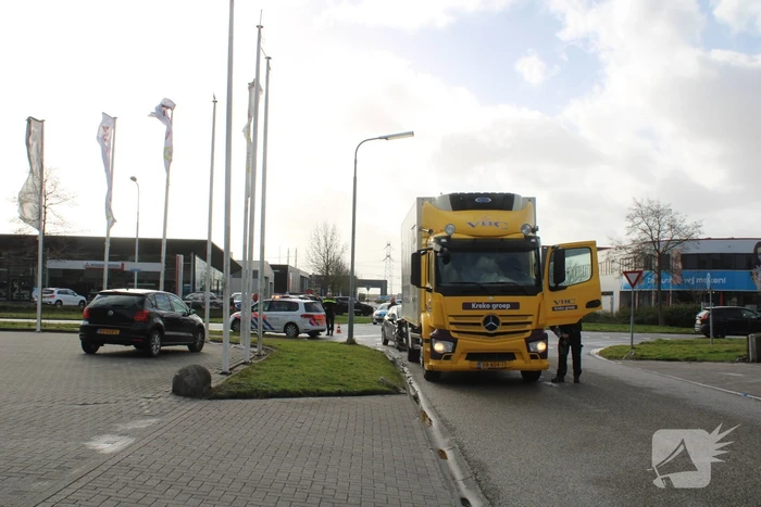 Auto rijdt tegen zijkant van vrachtwagen
