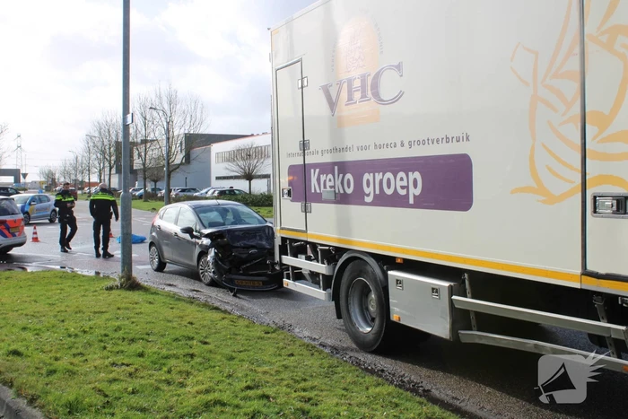 Auto rijdt tegen zijkant van vrachtwagen
