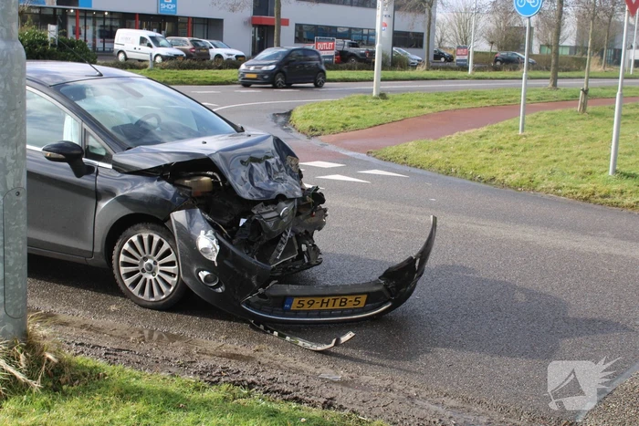 Auto rijdt tegen zijkant van vrachtwagen