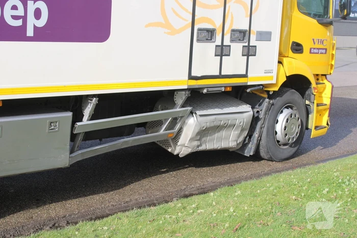 Auto rijdt tegen zijkant van vrachtwagen